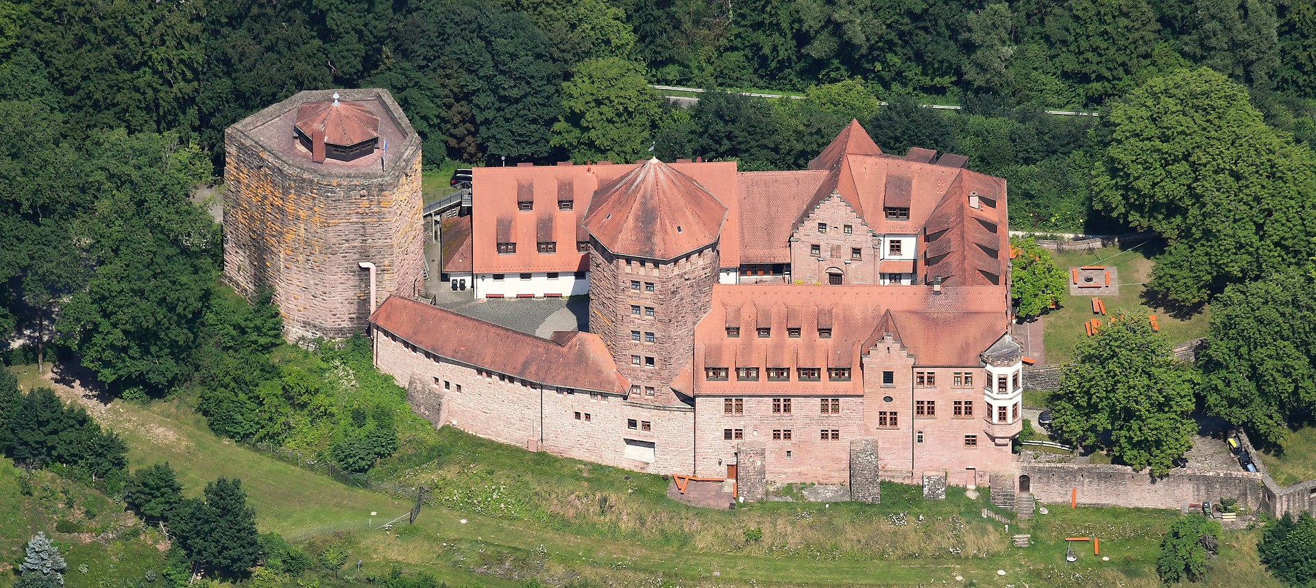 Aerial image of the Rieneck Castle. Photo: Carsten Steger